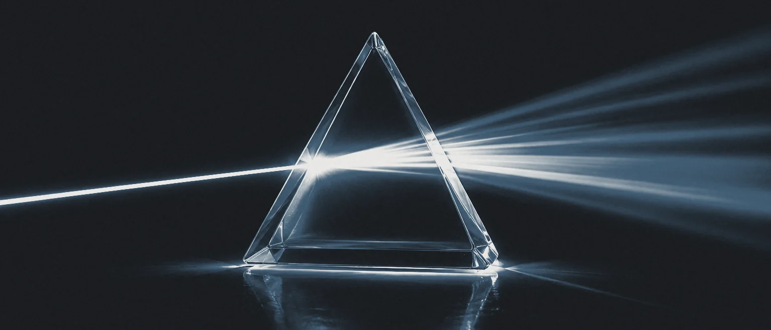 Prisma de cristal decompondo um feixe de luz